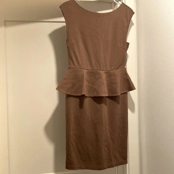 [Alice + Olivia] Employed Brown Sleeveless Peplum Pencil Midi Dress Women’s Sz 6 - Picture 4 of 10